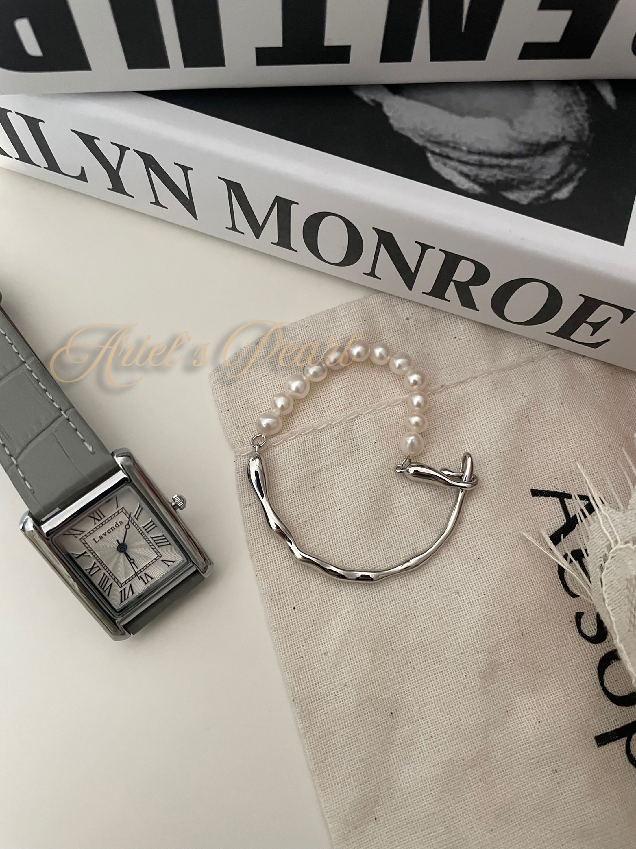 Silver bracelet with pearls 